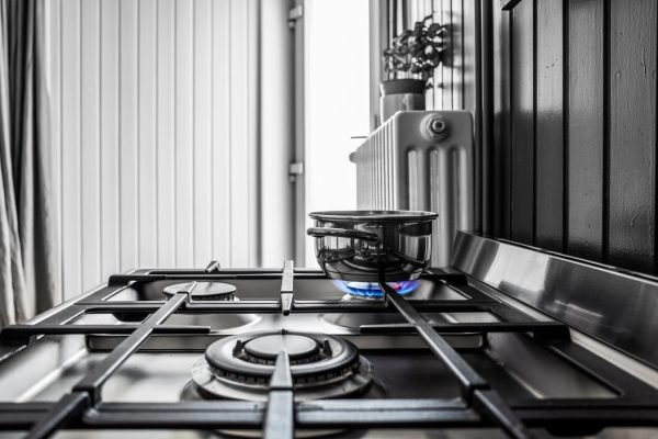 small-metal-pan-stove-kitchen_181624-32688